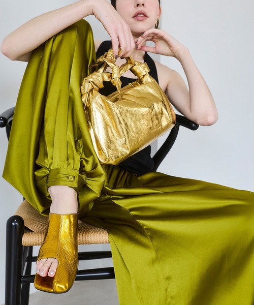 OMMO（オーエムエムオー）の「METALLIC KNOT LEATHER BAG（クラッチバッグ・レディース・シルバー/ゴールド・F）」の14枚目の写真