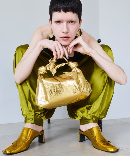 OMMO（オーエムエムオー）の「METALLIC KNOT LEATHER BAG（クラッチバッグ・レディース・シルバー/ゴールド・F）」の15枚目の写真
