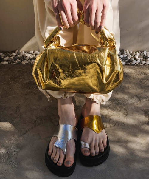 OMMO（オーエムエムオー）の「METALLIC KNOT LEATHER BAG（クラッチバッグ・レディース・シルバー/ゴールド・F）」の16枚目の写真