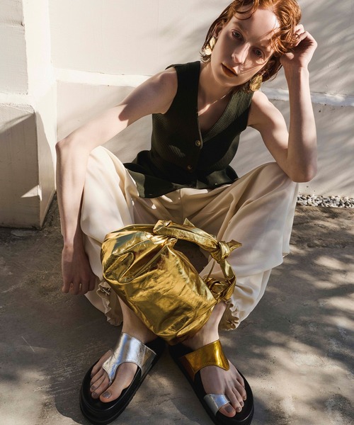 OMMO（オーエムエムオー）の「METALLIC KNOT LEATHER BAG（クラッチバッグ・レディース・シルバー/ゴールド・F）」の18枚目の写真