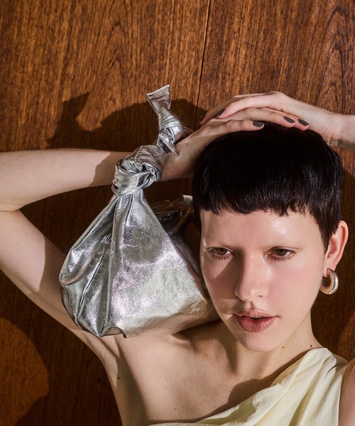 OMMO（オーエムエムオー）の「METALLIC KNOT LEATHER BAG（クラッチバッグ・レディース・シルバー/ゴールド・F）」の19枚目の写真
