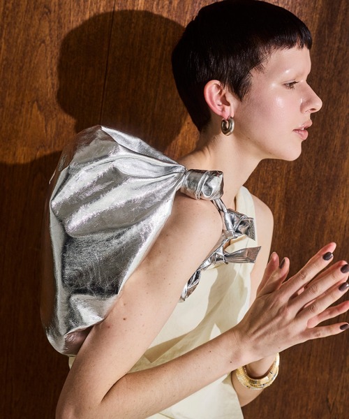 OMMO（オーエムエムオー）の「METALLIC KNOT LEATHER BAG（クラッチバッグ・レディース・シルバー/ゴールド・F）」の21枚目の写真