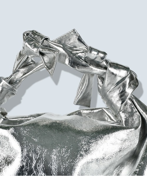 OMMO（オーエムエムオー）の「METALLIC KNOT LEATHER BAG（クラッチバッグ・レディース・シルバー/ゴールド・F）」の3枚目の写真