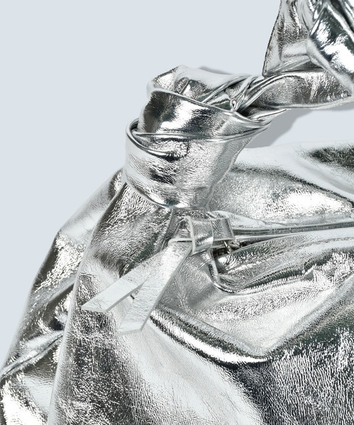 OMMO（オーエムエムオー）の「METALLIC KNOT LEATHER BAG（クラッチバッグ・レディース・シルバー/ゴールド・F）」の4枚目の写真