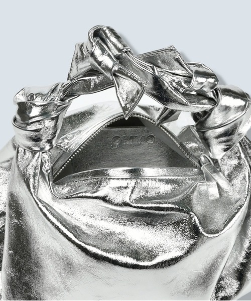 OMMO（オーエムエムオー）の「METALLIC KNOT LEATHER BAG（クラッチバッグ・レディース・シルバー/ゴールド・F）」の5枚目の写真