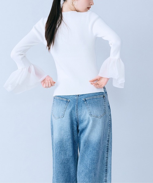 Audie a Muses（オーディアミューズ）の「袖口シアーラッフルリブニット（ニット/セーター・レディース・オフホワイト/ブラック・38/42）」の6枚目の写真