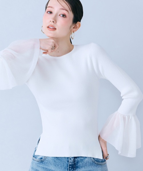 Audie a Muses（オーディアミューズ）の「袖口シアーラッフルリブニット（ニット/セーター・レディース・オフホワイト/ブラック・38/42）」の3枚目の写真