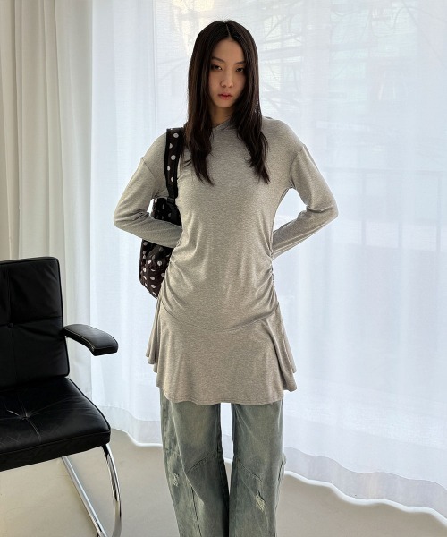4INT.(フォイント)の「シャーリング レイヤード フード ミニ ワンピース(Tシャツ/カットソー・レディース・ブラック/グレー・FREE)」の10枚目の写真