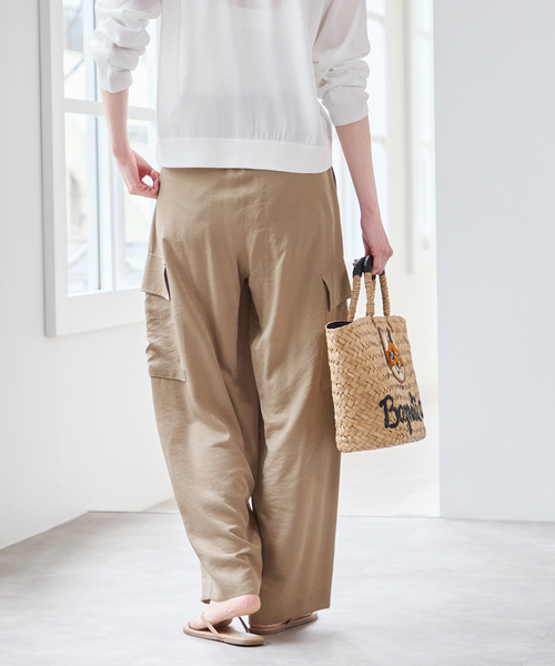 U by SPICK&SPAN(ユーバイスピックアンドスパン)の「フェードサテンカーゴスラックス(カーゴパンツ・レディース・ブラック/モカ・36/38)」の3枚目の写真