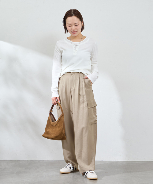 U by SPICK&SPAN(ユーバイスピックアンドスパン)の「フェードサテンカーゴスラックス(カーゴパンツ・レディース・ブラック/モカ・36/38)」の6枚目の写真