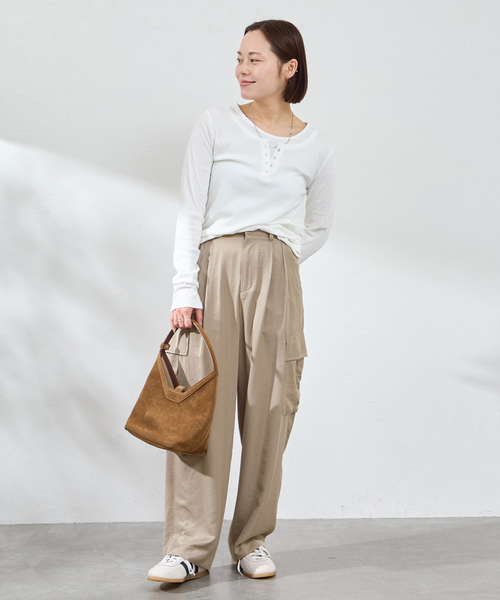 U by SPICK&SPAN(ユーバイスピックアンドスパン)の「フェードサテンカーゴスラックス(カーゴパンツ・レディース・ブラック/モカ・36/38)」の9枚目の写真