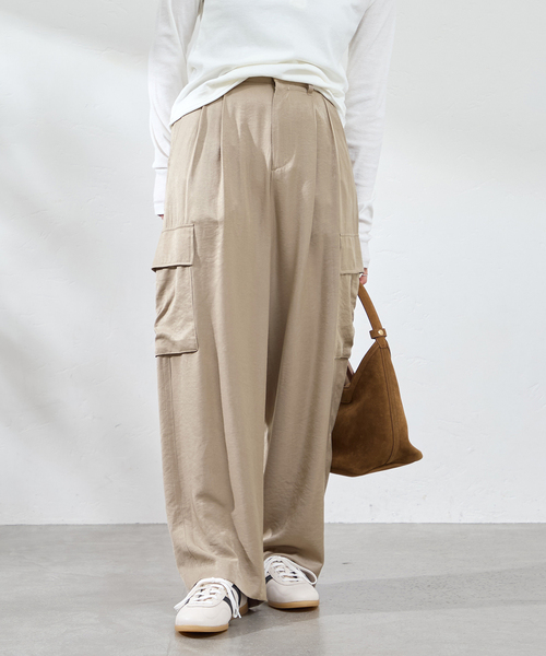 U by SPICK&SPAN(ユーバイスピックアンドスパン)の「フェードサテンカーゴスラックス(カーゴパンツ・レディース・ブラック/モカ・36/38)」の12枚目の写真