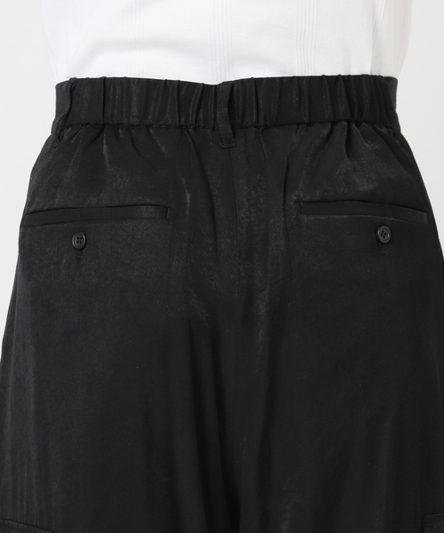 U by SPICK&SPAN(ユーバイスピックアンドスパン)の「フェードサテンカーゴスラックス(カーゴパンツ・レディース・ブラック/モカ・36/38)」の18枚目の写真