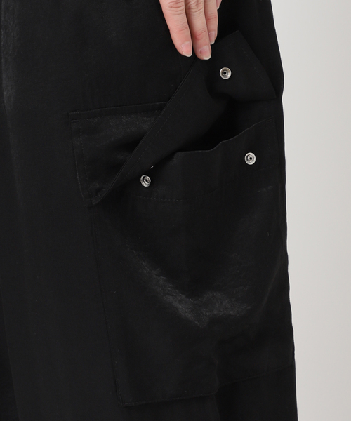 U by SPICK&SPAN(ユーバイスピックアンドスパン)の「フェードサテンカーゴスラックス(カーゴパンツ・レディース・ブラック/モカ・36/38)」の21枚目の写真