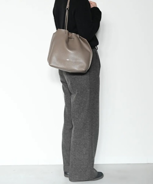 blancle(ブランクレ)の「blancle S.LEA DRAPE DRAWST BAG(ショルダーバッグ・レディース・ブラック/ベージュ系その他・FREE)」の5枚目の写真