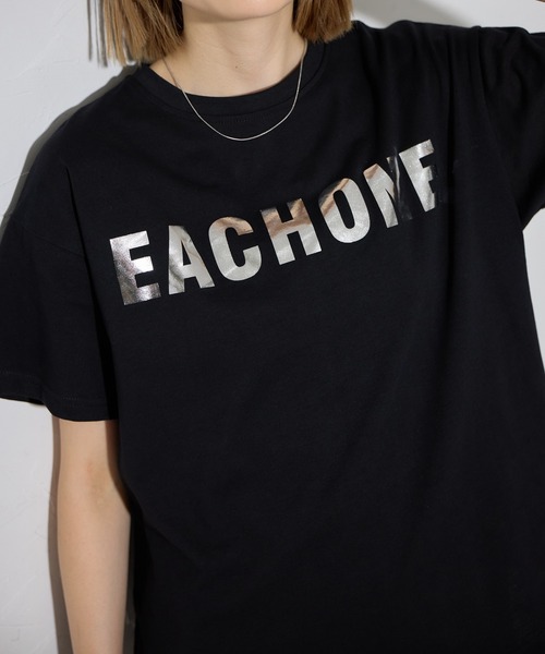 each(イーチ)の「箔プリントアソートロゴ半袖Tシャツ(Tシャツ/カットソー・レディース・イエロー/ホワイト/ブラック/ホワイト×シルバー/ブラック×シルバー/ブルー・FREE)」の1枚目の写真