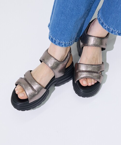 Au BANNISTER(オゥバニスター)の「【販売店舗限定】パフィクッションサンダル(サンダル・レディース・ブラック/シルバー/アイボリー・S/M/L)」の1枚目の写真