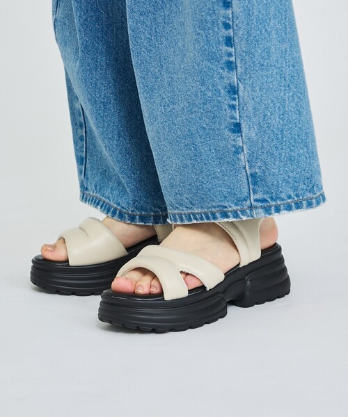 Au BANNISTER(オゥバニスター)の「【販売店舗限定】パフィクッションサンダル(サンダル・レディース・ブラック/シルバー/アイボリー・S/M/L)」の13枚目の写真
