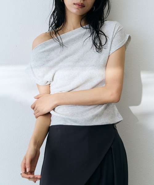 DRWCYS（ドロシーズ）の「タックアシメオフショルトップス（Tシャツ/カットソー・レディース・ライトグレー/ブラック/アイボリー・FREE）」の5枚目の写真