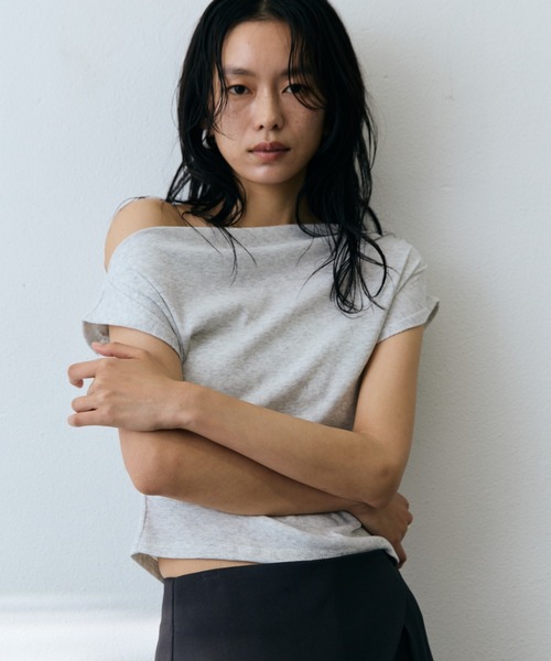 DRWCYS（ドロシーズ）の「タックアシメオフショルトップス（Tシャツ/カットソー・レディース・ライトグレー/ブラック/アイボリー・FREE）」の6枚目の写真
