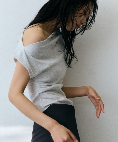 DRWCYS（ドロシーズ）の「タックアシメオフショルトップス（Tシャツ/カットソー・レディース・ライトグレー/ブラック/アイボリー・FREE）」の8枚目の写真