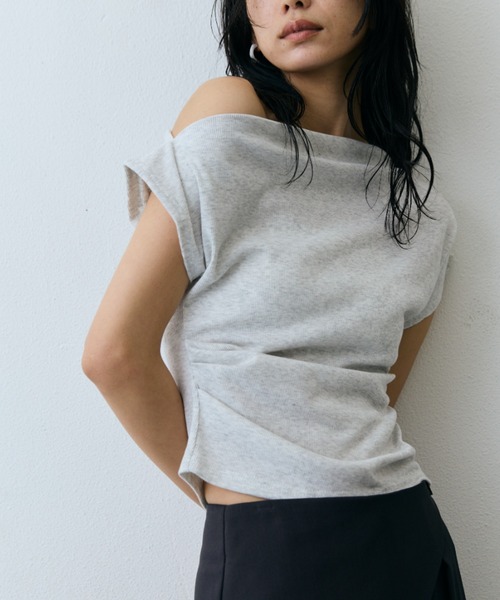 DRWCYS（ドロシーズ）の「タックアシメオフショルトップス（Tシャツ/カットソー・レディース・ライトグレー/ブラック/アイボリー・FREE）」の4枚目の写真