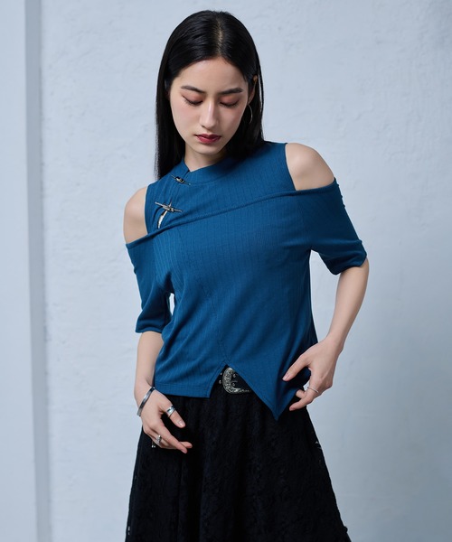 Ellno de Mavie（エルノデメヴィ）の「チャイナピンカットアウトリブトップス（Tシャツ/カットソー・レディース・ブラック/パープル/ブルー・FREE）」の4枚目の写真