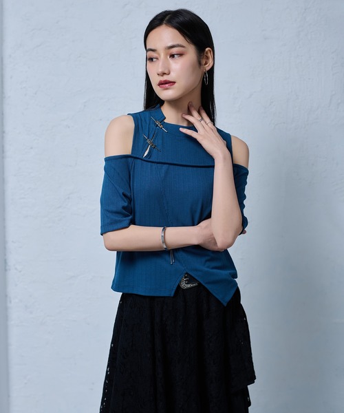 Ellno de Mavie（エルノデメヴィ）の「チャイナピンカットアウトリブトップス（Tシャツ/カットソー・レディース・ブラック/パープル/ブルー・FREE）」の6枚目の写真