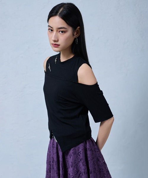 Ellno de Mavie（エルノデメヴィ）の「チャイナピンカットアウトリブトップス（Tシャツ/カットソー・レディース・ブラック/パープル/ブルー・FREE）」の14枚目の写真