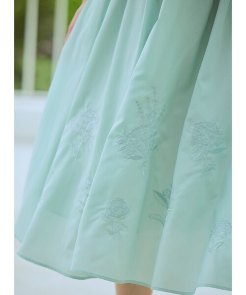 TOCCA（トッカ）の「HYDRANGEA GARDEN ドレス（ワンピース・レディース・ネイビー系7/ライトグリーン系7・0/2/4/6）」の4枚目の写真