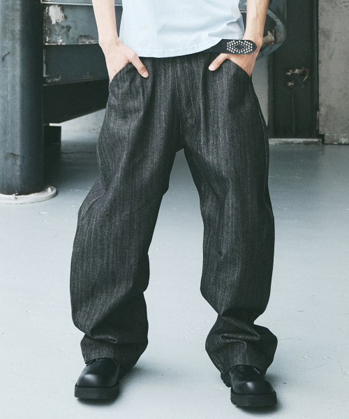 NICK&NICOLE(ニックアンドニコール)の「CURVED WIDE COTTON DENIM PANTS_BLACK(デニムパンツ・メンズ・その他・SMALL/MEDIUM/LARGE)」の1枚目の写真