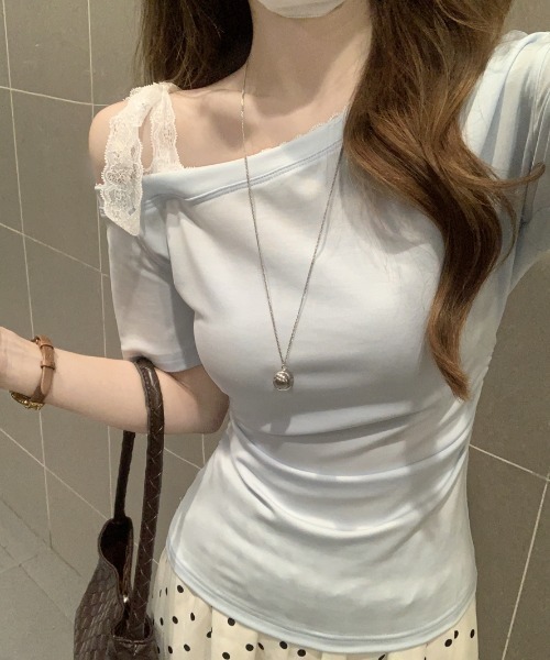 AMAJI(アマジ)の「ワンショルダー レース 切替 リボン付き 半袖Tシャツ(Tシャツ/カットソー・レディース・ライトブルー・X-LARGE/LARGE/MEDIUM/SMALL)」の4枚目の写真