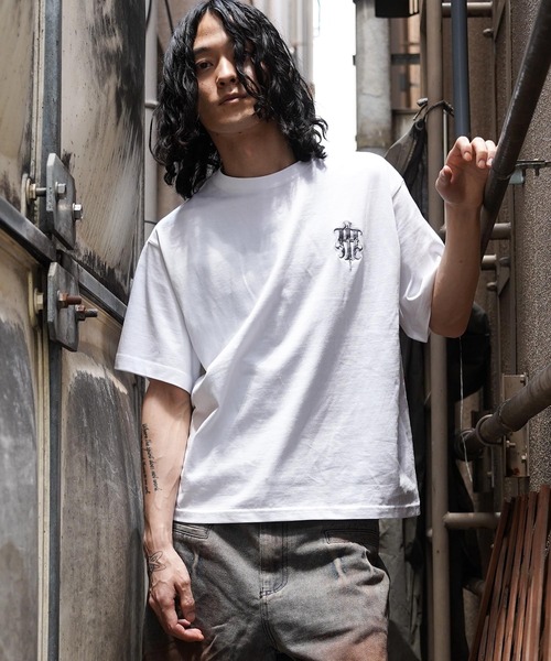 RIPPER(リッパー)の「【RIPPER】シンプル ロゴ 刺繍 Tシャツ / Simple Logo Embroidered T-Shirt(Tシャツ/カットソー・メンズ・ホワイト×グレー/ブラック×グレー/ブラック/ホワイト・S/L/M)」の3枚目の写真