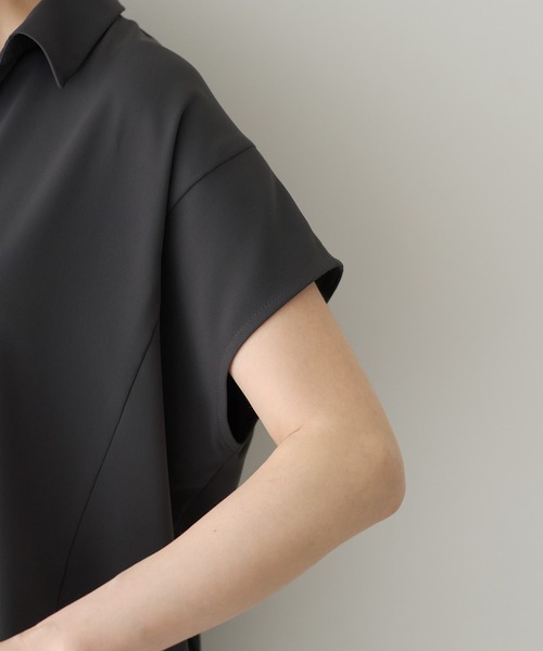 YECCA VECCA(イェッカヴェッカ)の「【接触冷感】COOLスキッパーブラウス【セットアップ対応】(シャツ/ブラウス・レディース・アイボリー/チャコールグレー/ブルー・FREE)」の12枚目の写真