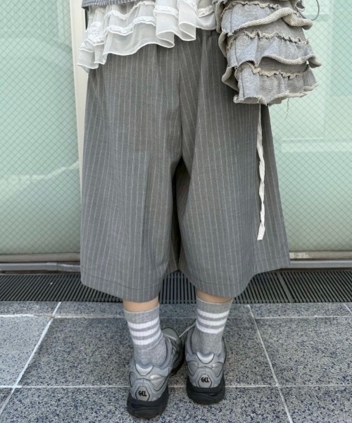 Never mind the XU / Chikashitsu+(ネバーマインド ザ エックスユー / チカシツプラス)の「【nmtc+】stripe slacks shorts (2color) / 【エヌエムティーシープラス】ストライプスラックスハーフパンツ(スラックス・メンズ・グレー/ブラック・ONE SIZE)」の17枚目の写真