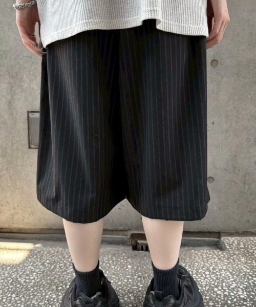 Never mind the XU / Chikashitsu+(ネバーマインド ザ エックスユー / チカシツプラス)の「【nmtc+】stripe slacks shorts (2color) / 【エヌエムティーシープラス】ストライプスラックスハーフパンツ(スラックス・メンズ・グレー/ブラック・ONE SIZE)」の10枚目の写真