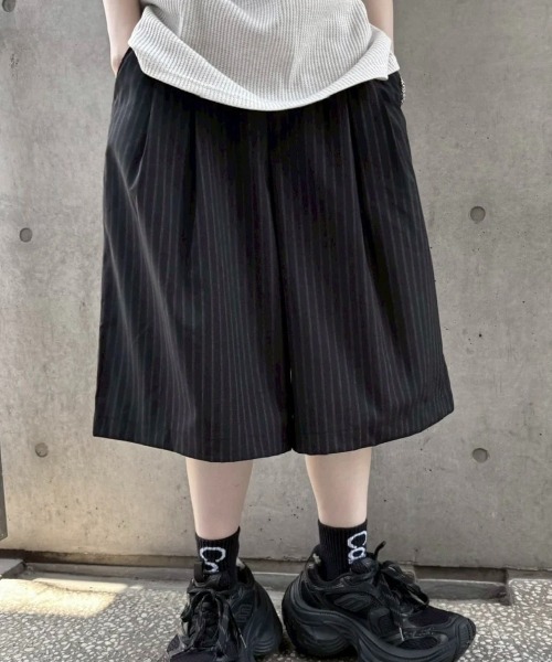 Never mind the XU / Chikashitsu+(ネバーマインド ザ エックスユー / チカシツプラス)の「【nmtc+】stripe slacks shorts (2color) / 【エヌエムティーシープラス】ストライプスラックスハーフパンツ(スラックス・メンズ・グレー/ブラック・ONE SIZE)」の7枚目の写真