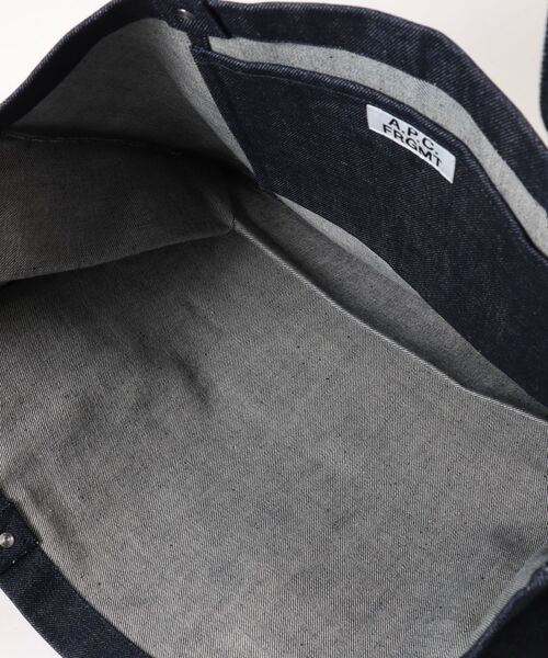A.P.C.（アーペーセー）の「A.P.C. FRGMT. Je Sors Ce Soir Shopping bag（トートバッグ・メンズ・インディゴブルー・ONESIZE）」の3枚目の写真