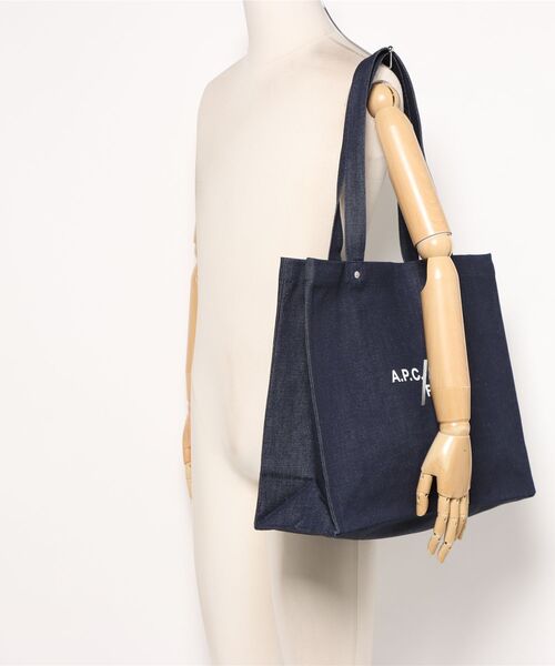 A.P.C.（アーペーセー）の「A.P.C. FRGMT. Je Sors Ce Soir Shopping bag（トートバッグ・メンズ・インディゴブルー・ONESIZE）」の2枚目の写真