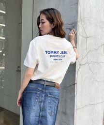 TOMMY JEANS（トミー ジーンズ）の「【オンライン限定】ユニセックス スポーツクラブレギュラーフィットショートスリーブTシャツ（Tシャツ/カットソー）」