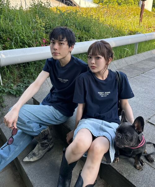 tommy jeans(トミー ジーンズ)の「【オンライン限定】ユニセックス スポーツクラブレギュラーフィットショートスリーブTシャツ(Tシャツ/カットソー・メンズ・ホワイト/マルチ・X-LARGE/LARGE/MEDIUM/SMALL)」の1枚目の写真