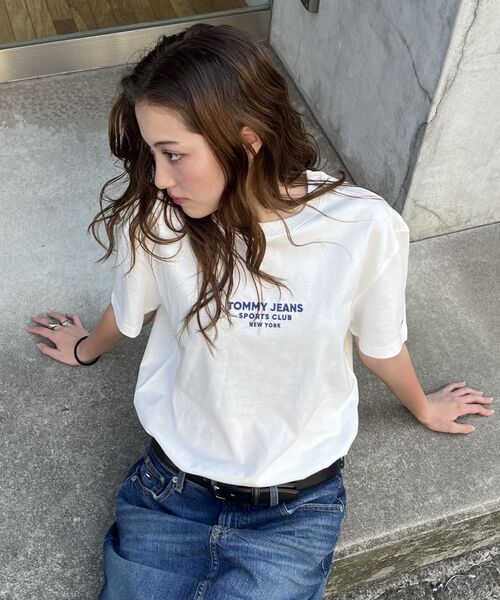 tommy jeans(トミー ジーンズ)の「【オンライン限定】ユニセックス スポーツクラブレギュラーフィットショートスリーブTシャツ(Tシャツ/カットソー・メンズ・ホワイト/マルチ・X-LARGE/LARGE/MEDIUM/SMALL)」の4枚目の写真