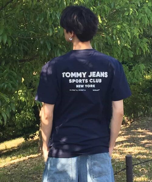 tommy jeans(トミー ジーンズ)の「【オンライン限定】ユニセックス スポーツクラブレギュラーフィットショートスリーブTシャツ(Tシャツ/カットソー・メンズ・ホワイト/マルチ・X-LARGE/LARGE/MEDIUM/SMALL)」の12枚目の写真