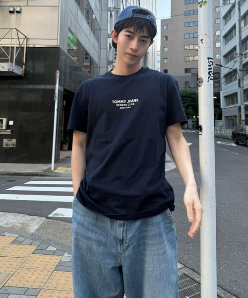 tommy jeans(トミー ジーンズ)の「【オンライン限定】ユニセックス スポーツクラブレギュラーフィットショートスリーブTシャツ(Tシャツ/カットソー・メンズ・ホワイト/マルチ・X-LARGE/LARGE/MEDIUM/SMALL)」の13枚目の写真