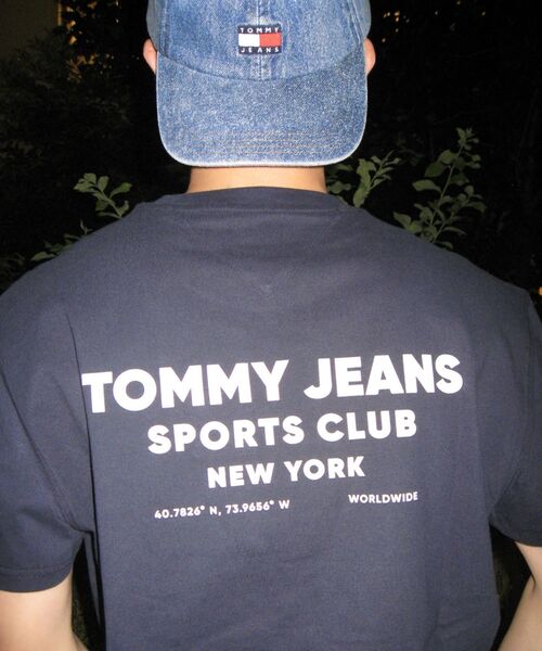 tommy jeans(トミー ジーンズ)の「【オンライン限定】ユニセックス スポーツクラブレギュラーフィットショートスリーブTシャツ(Tシャツ/カットソー・メンズ・ホワイト/マルチ・X-LARGE/LARGE/MEDIUM/SMALL)」の15枚目の写真