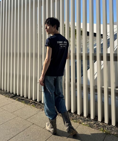 tommy jeans(トミー ジーンズ)の「【オンライン限定】ユニセックス スポーツクラブレギュラーフィットショートスリーブTシャツ(Tシャツ/カットソー・メンズ・ホワイト/マルチ・X-LARGE/LARGE/MEDIUM/SMALL)」の17枚目の写真