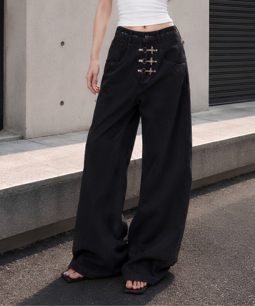 center i(センターアイ)の「フロントバックルデザインワイドブラックデニムパンツ(デニムパンツ・レディース・ブラック・M/S)」の2枚目の写真