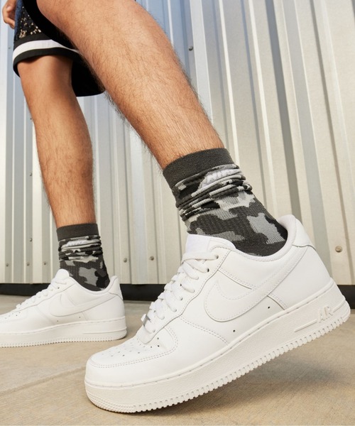 NIKE(ナイキ)の「NIKE Air Force 1 '07(ナイキ エア フォース 1 '07)(スニーカー・メンズ・ホワイト系/ブラック系・28.5cm/29cm/25.5cm/26cm/26.5cm/27cm/27.5cm/28cm)」の2枚目の写真