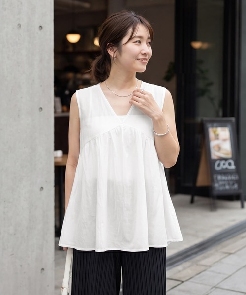 STYLE DELI(スタイルデリ)の「質感加工Vネックギャザーブラウス(Tシャツ/カットソー・レディース・ホワイト/ネイビー・FREE)」の2枚目の写真