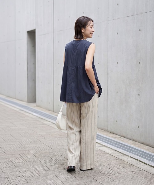 STYLE DELI(スタイルデリ)の「質感加工Vネックギャザーブラウス(Tシャツ/カットソー・レディース・ホワイト/ネイビー・FREE)」の6枚目の写真